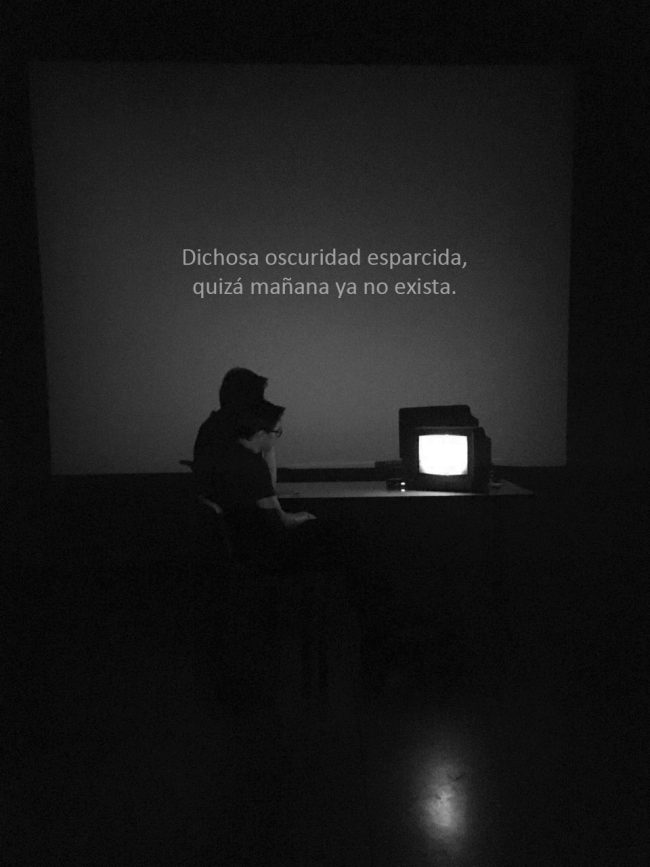 DICHOSA OSCURIDAD ESPARCIDA, QUIZÁ MAÑANA YA NO EXISTA. – Sergio Páez Calvo